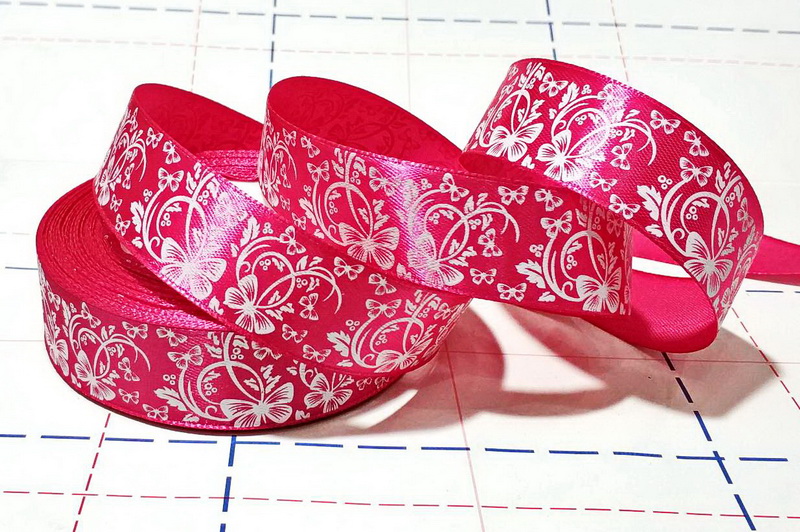 274 Лента атласная 25мм с рисунком 23м/боб (+-1м) Бабочки-цветы малиновый/белый