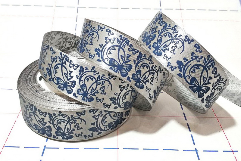279 Лента атласная 25мм с рисунком 23м/боб (+-1м) Бабочки-цветы серый/синий