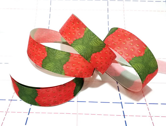 084 25мм Репсовая лента с рисунком 23м (+-1м) Клубничка