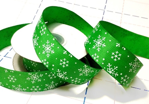 523 25мм Репсовая лента с рисунком 23м (+-1м) Снежинки Зеленый