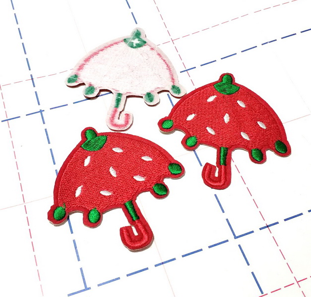 070 Термоаппликация 7,4*6,9см Клубничный зонтик