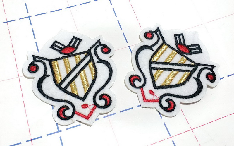 300 Термоаппликация 8,5*7,2см Герб белый