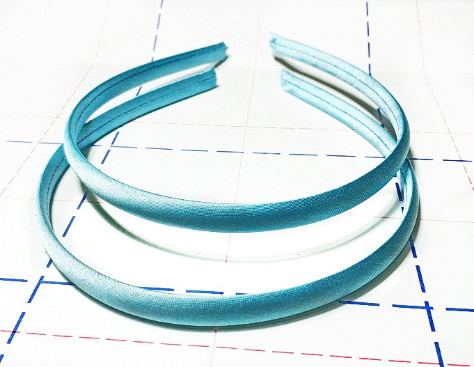 Ободок для волос пластик в ткани 10 мм Голубой