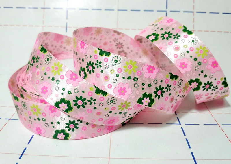 195 Лента атласная 25мм с рисунком 23м/боб (+-1м) Цветы розовый