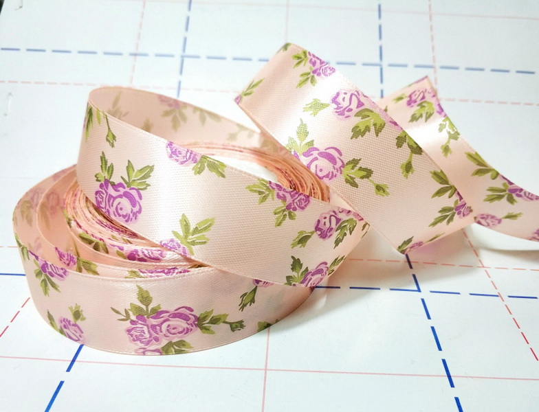 200 Лента атласная 25мм с рисунком 23м/боб (+-1м) Лужок