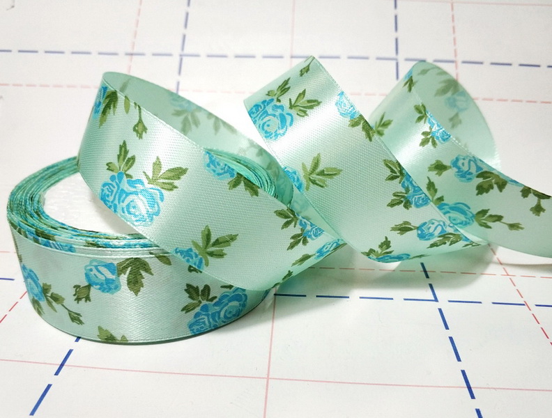 204 Лента атласная 25мм с рисунком 23м/боб (+-1м) Лужок