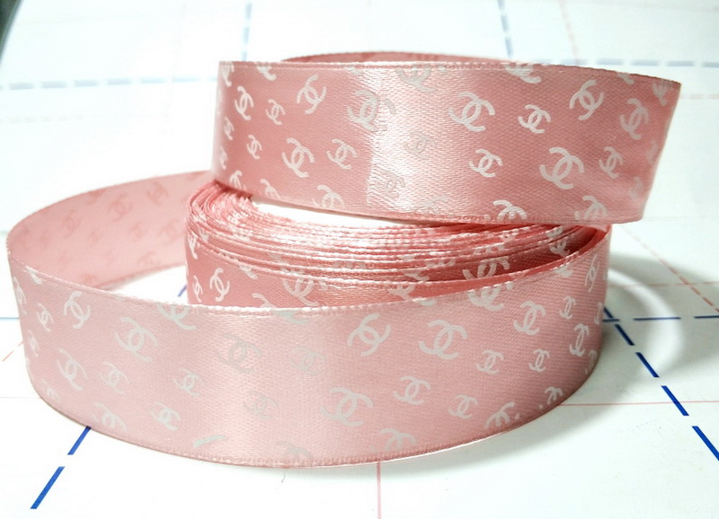 220 Лента атласная 25мм с рисунком 18,3м/боб (+-1м) Шанель пенка/белый