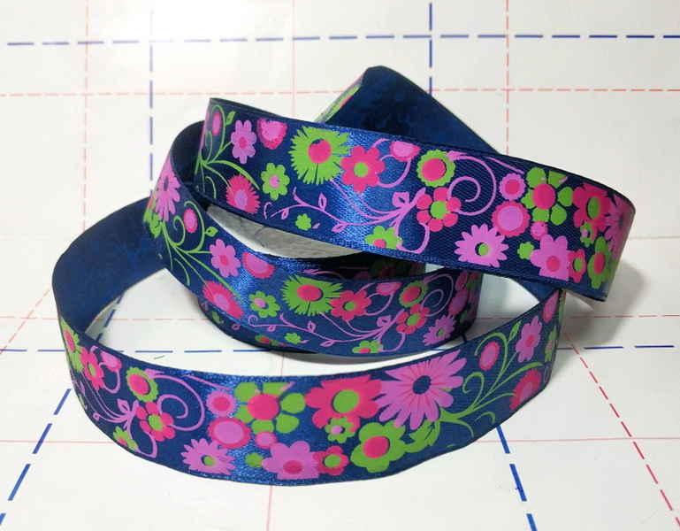 236 Лента атласная 25мм с рисунком 23м/боб (+-1м) Цветы темно-синий