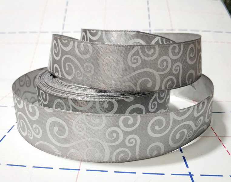 248 Лента атласная 25мм с рисунком 23м/боб (+-1м) Витушки серый/белый