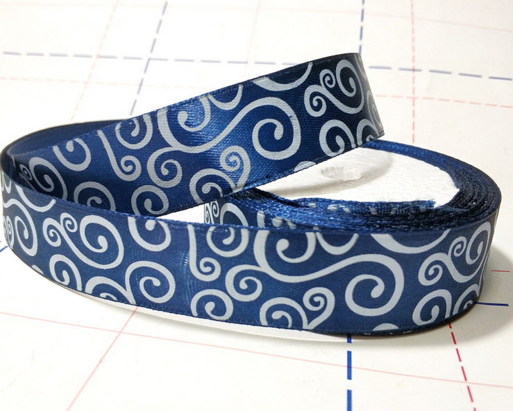255 Лента атласная 25мм с рисунком 23м/боб (+-1м) Витушки темно-синий/белый