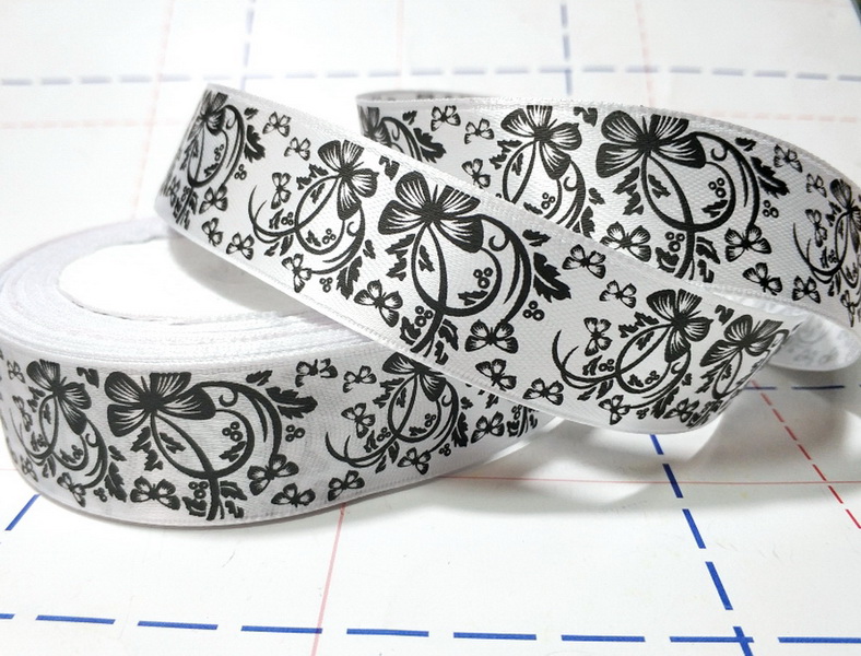 267 Лента атласная 25мм с рисунком 23м/боб (+-1м) Бабочки-цветы белый/черный