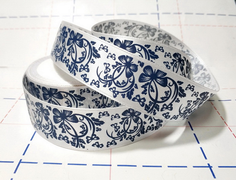 268 Лента атласная 25мм с рисунком 23м/боб (+-1м) Бабочки-цветы белый/темно-синий